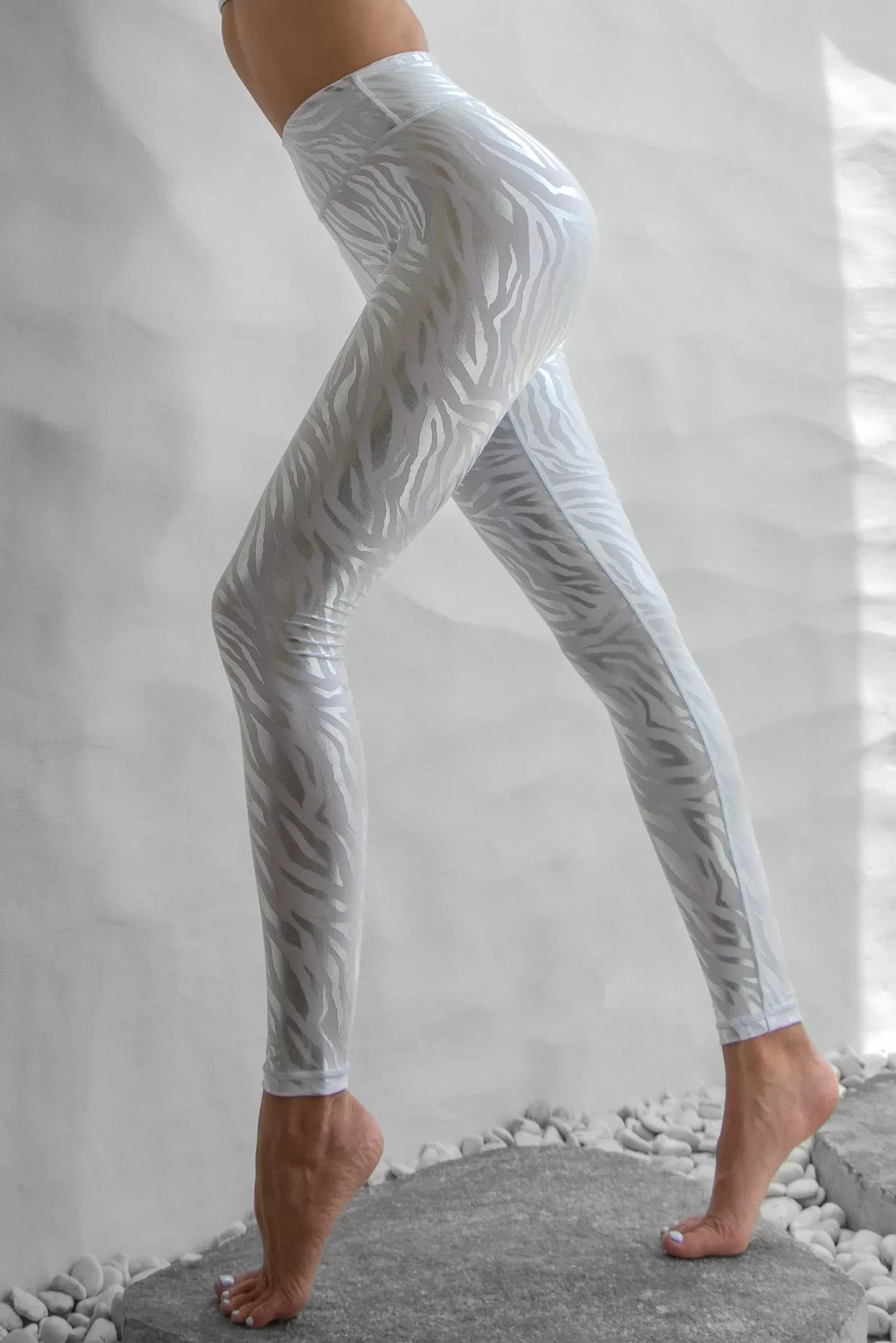 HPE Activewear White Snakeskin Pattern Crop Legging- Size XS